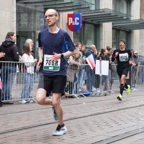 05.10.2025 - 20. swb-Marathon Bremen Strokosch-Dieckow http://msf.ph/oto/9296255 05.10.2025 12:58:38 Ziel 3435, 3580, 4664, 5470, 5495, 7668, 7764, 8053, 8275, 8593, 3435, 3580, 4664, 5470, 5495, 7668, 7764, 8053, 8275, 8593 meine-sportfotos.de
