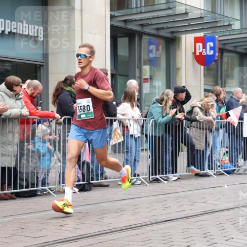 05.10.2025 - 20. swb-Marathon Bremen Strokosch-Dieckow http://msf.ph/oto/9296260 05.10.2025 12:58:42 Ziel 2130, 2385, 3435, 3580, 4158, 4664, 5470, 5495, 7668, 8053, 2130, 2385, 3435, 3580, 4158, 4664, 5470, 5495, 7668, 8053 meine-sportfotos.de