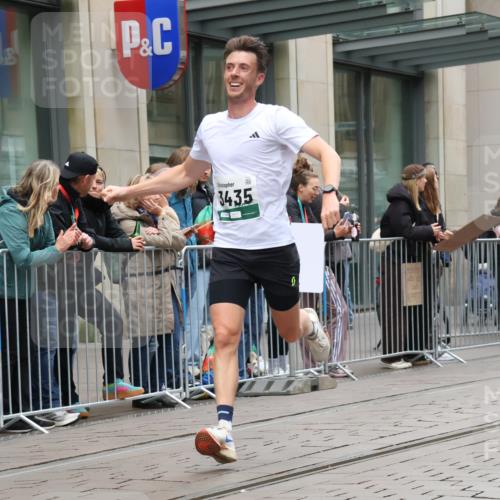05.10.2025 - 20. swb-Marathon Bremen Strokosch-Dieckow http://msf.ph/oto/9296272 05.10.2025 12:58:49 Ziel 623, 2130, 2385, 3219, 3391, 3435, 4158, 4664, 5470, 5908, 6224, 6423, 8053, 623, 2130, 2385, 3219, 3391, 3435, 4158, 4664, 5470, 5908, 6224, 6423, 8053 meine-sportfotos.de