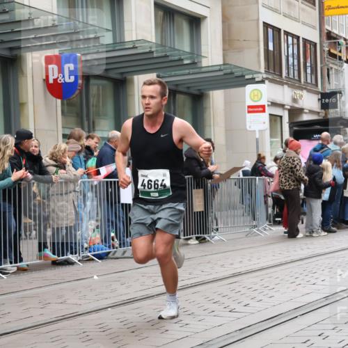 05.10.2025 - 20. swb-Marathon Bremen Strokosch-Dieckow http://msf.ph/oto/9296280 05.10.2025 12:58:54 Ziel 623, 945, 2130, 2385, 3219, 3391, 4158, 4664, 5908, 6224, 6423, 6912, 7834, 8053, 9095, 623, 945, 2130, 2385, 3219, 3391, 4158, 4664, 5908, 6224, 6423, 6912, 7834, 8053, 9095 meine-sportfotos.de
