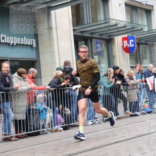 05.10.2025 - 20. swb-Marathon Bremen Strokosch-Dieckow http://msf.ph/oto/9296287 05.10.2025 12:59:01 Ziel 623, 945, 2130, 2385, 2967, 3219, 3391, 4158, 4369, 4631, 5908, 6224, 6423, 6912, 7834, 9095, 623, 945, 2130, 2385, 2967, 3219, 3391, 4158, 4369, 4631, 5908, 6224, 6423, 6912, 7834, 9095 meine-sportfotos.de