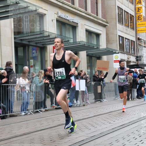 05.10.2025 - 20. swb-Marathon Bremen Strokosch-Dieckow http://msf.ph/oto/9296291 05.10.2025 12:59:03 Ziel 133, 623, 945, 2130, 2385, 2967, 3219, 3391, 4158, 4369, 4631, 5908, 6224, 6423, 6912, 7834, 9095, 133, 623, 945, 2130, 2385, 2967, 3219, 3391, 4158, 4369, 4631, 5908, 6224, 6423, 6912, 7834, 9095 meine-sportfotos.de