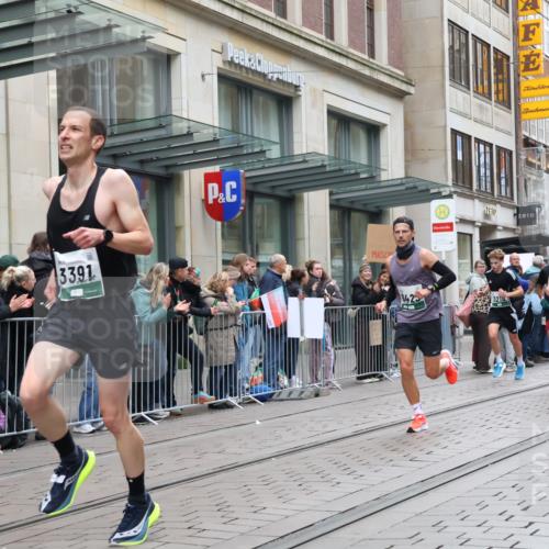 05.10.2025 - 20. swb-Marathon Bremen Strokosch-Dieckow http://msf.ph/oto/9296292 05.10.2025 12:59:03 Ziel 133, 623, 945, 2130, 2385, 2967, 3219, 3391, 4158, 4369, 4631, 5908, 6224, 6423, 6912, 7834, 9095, 133, 623, 945, 2130, 2385, 2967, 3219, 3391, 4158, 4369, 4631, 5908, 6224, 6423, 6912, 7834, 9095 meine-sportfotos.de