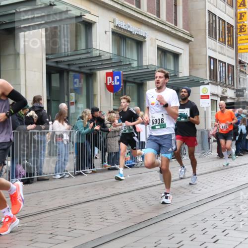 05.10.2025 - 20. swb-Marathon Bremen Strokosch-Dieckow http://msf.ph/oto/9296296 05.10.2025 12:59:05 Ziel 133, 623, 945, 2130, 2967, 3219, 3391, 4158, 4369, 4631, 5908, 6224, 6385, 6423, 6912, 7834, 9095, 133, 623, 945, 2130, 2967, 3219, 3391, 4158, 4369, 4631, 5908, 6224, 6385, 6423, 6912, 7834, 9095 meine-sportfotos.de