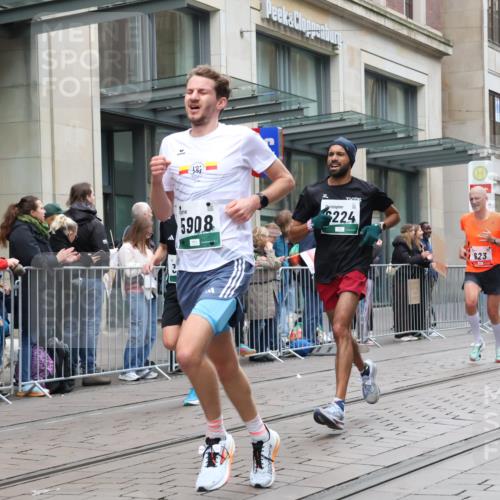 05.10.2025 - 20. swb-Marathon Bremen Strokosch-Dieckow http://msf.ph/oto/9296298 05.10.2025 12:59:05 Ziel 133, 623, 945, 2130, 2967, 3219, 3391, 4158, 4369, 4631, 5908, 6224, 6385, 6423, 6912, 7834, 9095, 133, 623, 945, 2130, 2967, 3219, 3391, 4158, 4369, 4631, 5908, 6224, 6385, 6423, 6912, 7834, 9095 meine-sportfotos.de