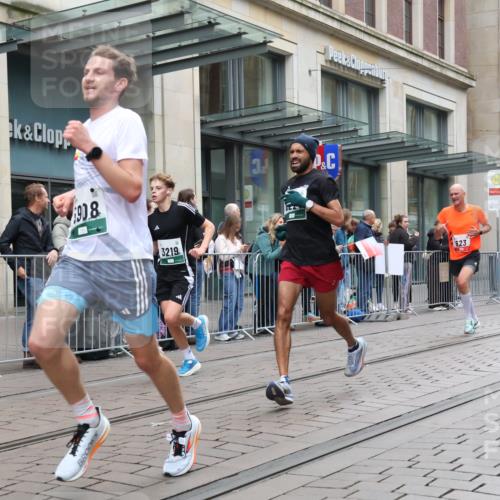05.10.2025 - 20. swb-Marathon Bremen Strokosch-Dieckow http://msf.ph/oto/9296299 05.10.2025 12:59:06 Ziel 133, 623, 945, 2130, 2967, 3219, 3391, 4158, 4369, 4631, 5908, 6224, 6385, 6423, 6912, 7834, 9095, 133, 623, 945, 2130, 2967, 3219, 3391, 4158, 4369, 4631, 5908, 6224, 6385, 6423, 6912, 7834, 9095 meine-sportfotos.de