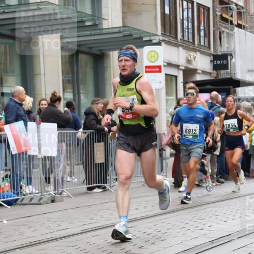 05.10.2025 - 20. swb-Marathon Bremen Strokosch-Dieckow http://msf.ph/oto/9296309 05.10.2025 12:59:13 Ziel 133, 945, 2967, 4369, 4631, 6385, 6912, 7834, 9095, 133, 945, 2967, 4369, 4631, 6385, 6912, 7834, 9095 meine-sportfotos.de