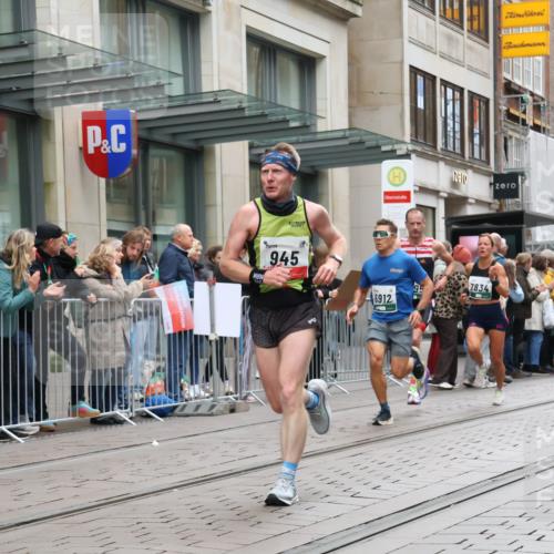 05.10.2025 - 20. swb-Marathon Bremen Strokosch-Dieckow http://msf.ph/oto/9296310 05.10.2025 12:59:13 Ziel 133, 945, 2967, 4369, 4631, 6385, 6912, 7834, 9095, 133, 945, 2967, 4369, 4631, 6385, 6912, 7834, 9095 meine-sportfotos.de