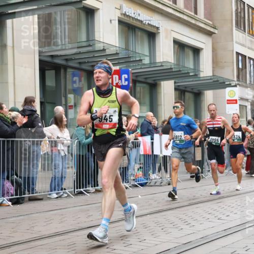 05.10.2025 - 20. swb-Marathon Bremen Strokosch-Dieckow http://msf.ph/oto/9296312 05.10.2025 12:59:14 Ziel 133, 945, 2967, 4369, 4631, 6385, 6912, 7834, 9095, 133, 945, 2967, 4369, 4631, 6385, 6912, 7834, 9095 meine-sportfotos.de