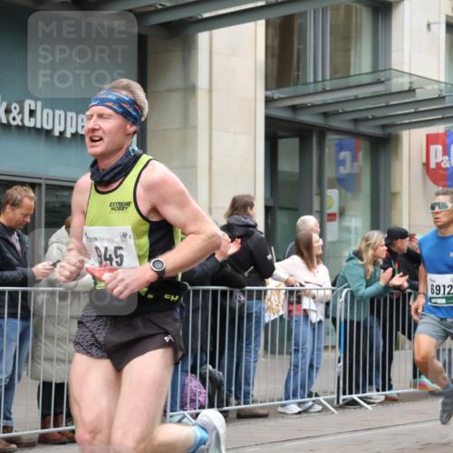 05.10.2025 - 20. swb-Marathon Bremen Strokosch-Dieckow http://msf.ph/oto/9296314 05.10.2025 12:59:14 Ziel 133, 945, 2967, 4369, 4631, 6385, 6912, 7834, 9095, 133, 945, 2967, 4369, 4631, 6385, 6912, 7834, 9095 meine-sportfotos.de