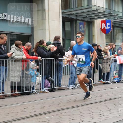 05.10.2025 - 20. swb-Marathon Bremen Strokosch-Dieckow http://msf.ph/oto/9296315 05.10.2025 12:59:14 Ziel 133, 945, 2967, 4369, 4631, 6385, 6912, 7834, 9095, 133, 945, 2967, 4369, 4631, 6385, 6912, 7834, 9095 meine-sportfotos.de