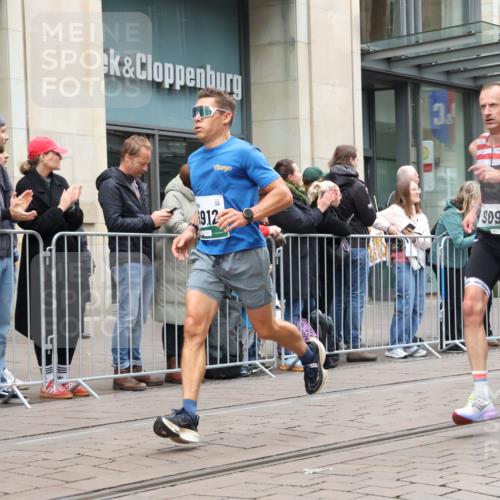 05.10.2025 - 20. swb-Marathon Bremen Strokosch-Dieckow http://msf.ph/oto/9296317 05.10.2025 12:59:15 Ziel 133, 945, 2967, 4369, 4631, 6385, 6912, 7834, 9095, 133, 945, 2967, 4369, 4631, 6385, 6912, 7834, 9095 meine-sportfotos.de