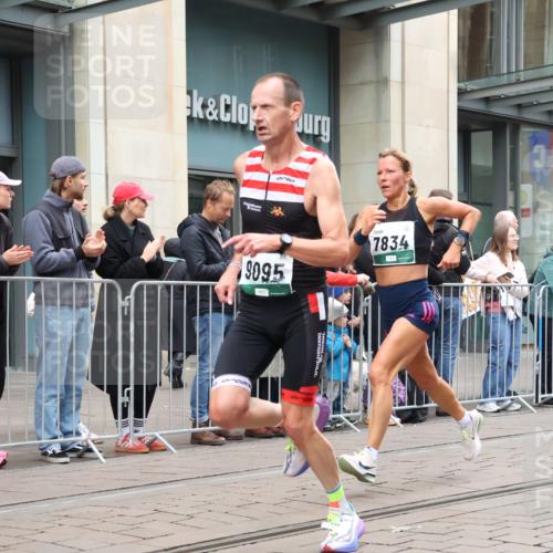 05.10.2025 - 20. swb-Marathon Bremen Strokosch-Dieckow http://msf.ph/oto/9296319 05.10.2025 12:59:15 Ziel 133, 945, 2967, 4369, 4631, 6385, 6912, 7834, 9095, 133, 945, 2967, 4369, 4631, 6385, 6912, 7834, 9095 meine-sportfotos.de