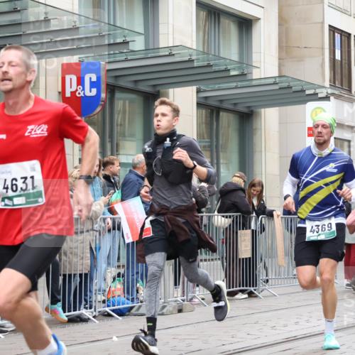 05.10.2025 - 20. swb-Marathon Bremen Strokosch-Dieckow http://msf.ph/oto/9296325 05.10.2025 12:59:18 Ziel 37, 133, 377, 945, 2967, 4369, 4631, 6385, 7834, 9095, 37, 133, 377, 945, 2967, 4369, 4631, 6385, 7834, 9095 meine-sportfotos.de