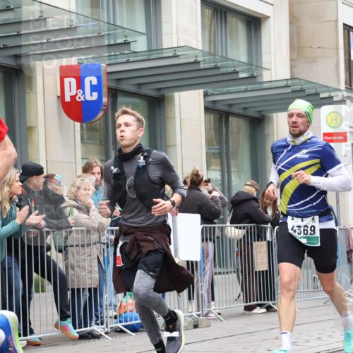 05.10.2025 - 20. swb-Marathon Bremen Strokosch-Dieckow http://msf.ph/oto/9296326 05.10.2025 12:59:18 Ziel 37, 133, 377, 945, 2967, 4369, 4631, 6385, 7834, 9095, 37, 133, 377, 945, 2967, 4369, 4631, 6385, 7834, 9095 meine-sportfotos.de