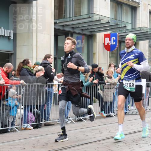 05.10.2025 - 20. swb-Marathon Bremen Strokosch-Dieckow http://msf.ph/oto/9296328 05.10.2025 12:59:19 Ziel 37, 133, 377, 945, 1476, 2967, 4369, 4631, 6385, 7834, 37, 133, 377, 945, 1476, 2967, 4369, 4631, 6385, 7834 meine-sportfotos.de