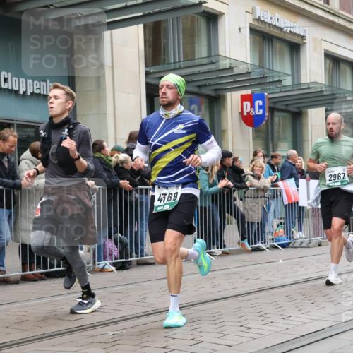 05.10.2025 - 20. swb-Marathon Bremen Strokosch-Dieckow http://msf.ph/oto/9296330 05.10.2025 12:59:19 Ziel 37, 133, 377, 945, 1476, 2967, 4369, 4631, 6385, 7834, 37, 133, 377, 945, 1476, 2967, 4369, 4631, 6385, 7834 meine-sportfotos.de