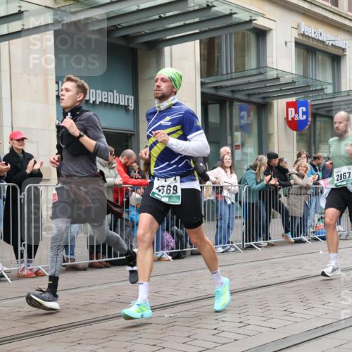 05.10.2025 - 20. swb-Marathon Bremen Strokosch-Dieckow http://msf.ph/oto/9296331 05.10.2025 12:59:19 Ziel 37, 133, 377, 945, 1476, 2967, 4369, 4631, 6385, 7834, 37, 133, 377, 945, 1476, 2967, 4369, 4631, 6385, 7834 meine-sportfotos.de