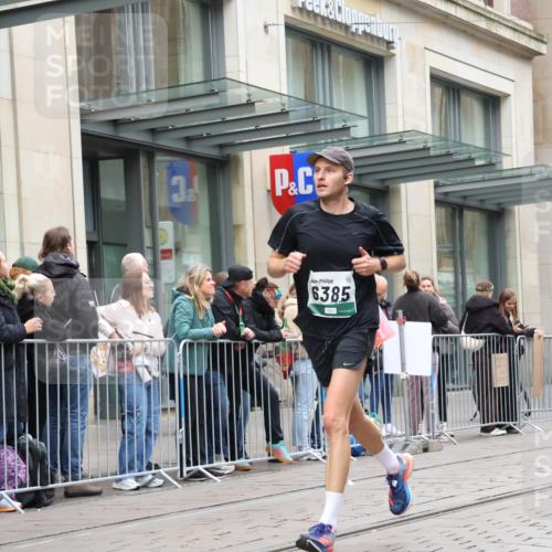 05.10.2025 - 20. swb-Marathon Bremen Strokosch-Dieckow http://msf.ph/oto/9296341 05.10.2025 12:59:23 Ziel 37, 133, 377, 1476, 2967, 4369, 5287, 5988, 6385, 37, 133, 377, 1476, 2967, 4369, 5287, 5988, 6385 meine-sportfotos.de