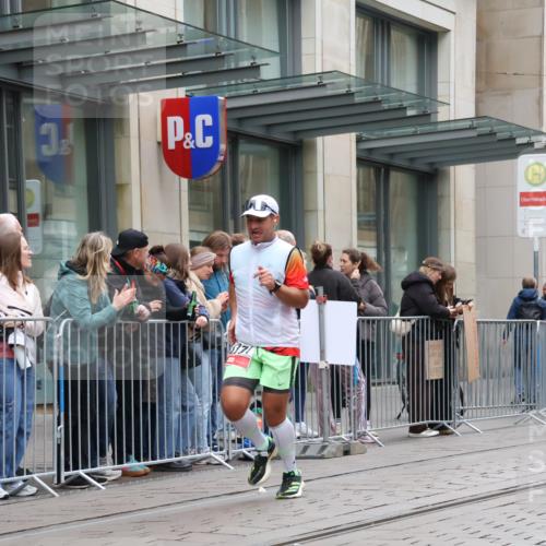 05.10.2025 - 20. swb-Marathon Bremen Strokosch-Dieckow http://msf.ph/oto/9296344 05.10.2025 12:59:32 Ziel 37, 40, 377, 689, 1476, 2186, 5287, 5988, 8351, 37, 40, 377, 689, 1476, 2186, 5287, 5988, 8351 meine-sportfotos.de