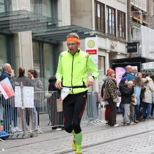 05.10.2025 - 20. swb-Marathon Bremen Strokosch-Dieckow http://msf.ph/oto/9296348 05.10.2025 12:59:34 Ziel 37, 40, 377, 689, 1476, 2186, 5287, 5988, 8351, 37, 40, 377, 689, 1476, 2186, 5287, 5988, 8351 meine-sportfotos.de