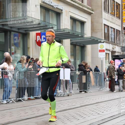 05.10.2025 - 20. swb-Marathon Bremen Strokosch-Dieckow http://msf.ph/oto/9296350 05.10.2025 12:59:35 Ziel 37, 40, 377, 689, 1476, 2186, 5287, 5988, 8351, 37, 40, 377, 689, 1476, 2186, 5287, 5988, 8351 meine-sportfotos.de