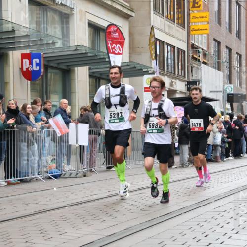05.10.2025 - 20. swb-Marathon Bremen Strokosch-Dieckow http://msf.ph/oto/9296355 05.10.2025 12:59:37 Ziel 37, 40, 198, 377, 689, 1476, 2186, 4422, 5287, 5988, 6996, 8351, 37, 40, 198, 377, 689, 1476, 2186, 4422, 5287, 5988, 6996, 8351 meine-sportfotos.de