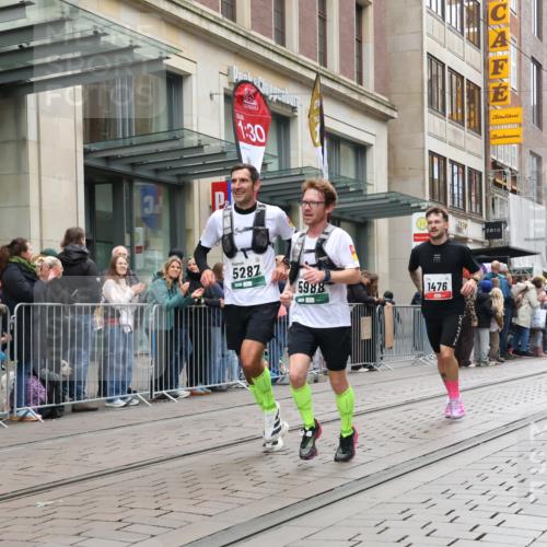 05.10.2025 - 20. swb-Marathon Bremen Strokosch-Dieckow http://msf.ph/oto/9296357 05.10.2025 12:59:38 Ziel 37, 40, 198, 377, 689, 1476, 2186, 4422, 5287, 5988, 6996, 8351, 37, 40, 198, 377, 689, 1476, 2186, 4422, 5287, 5988, 6996, 8351 meine-sportfotos.de