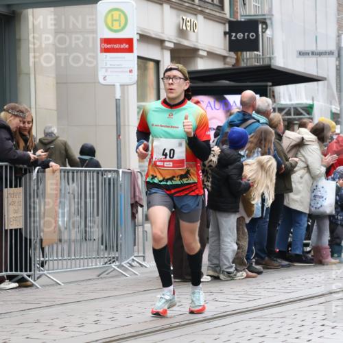 05.10.2025 - 20. swb-Marathon Bremen Strokosch-Dieckow http://msf.ph/oto/9296364 05.10.2025 12:59:41 Ziel 37, 40, 198, 377, 689, 1476, 1812, 2186, 4422, 5287, 5988, 6996, 8030, 8351, 37, 40, 198, 377, 689, 1476, 1812, 2186, 4422, 5287, 5988, 6996, 8030, 8351 meine-sportfotos.de