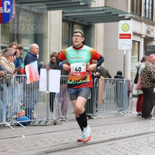 05.10.2025 - 20. swb-Marathon Bremen Strokosch-Dieckow http://msf.ph/oto/9296367 05.10.2025 12:59:42 Ziel 37, 40, 198, 689, 1476, 1812, 2186, 4422, 5287, 5988, 6996, 8030, 8351, 37, 40, 198, 689, 1476, 1812, 2186, 4422, 5287, 5988, 6996, 8030, 8351 meine-sportfotos.de