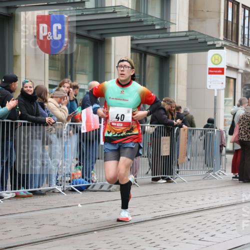 05.10.2025 - 20. swb-Marathon Bremen Strokosch-Dieckow http://msf.ph/oto/9296368 05.10.2025 12:59:43 Ziel 37, 40, 198, 689, 1476, 1812, 2064, 2186, 4422, 5287, 5988, 6996, 8030, 8351, 37, 40, 198, 689, 1476, 1812, 2064, 2186, 4422, 5287, 5988, 6996, 8030, 8351 meine-sportfotos.de