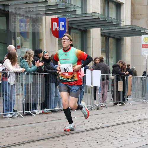 05.10.2025 - 20. swb-Marathon Bremen Strokosch-Dieckow http://msf.ph/oto/9296369 05.10.2025 12:59:43 Ziel 37, 40, 198, 689, 1476, 1812, 2064, 2186, 4422, 5287, 5988, 6996, 8030, 8351, 37, 40, 198, 689, 1476, 1812, 2064, 2186, 4422, 5287, 5988, 6996, 8030, 8351 meine-sportfotos.de