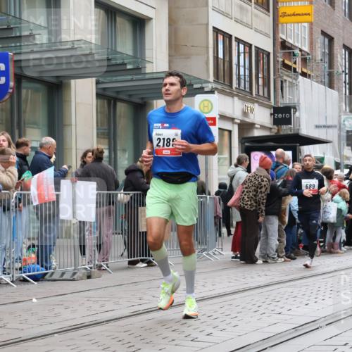 05.10.2025 - 20. swb-Marathon Bremen Strokosch-Dieckow http://msf.ph/oto/9296371 05.10.2025 12:59:44 Ziel 40, 198, 689, 1476, 1812, 2064, 2186, 4422, 5287, 5988, 6996, 8030, 8351, 40, 198, 689, 1476, 1812, 2064, 2186, 4422, 5287, 5988, 6996, 8030, 8351 meine-sportfotos.de