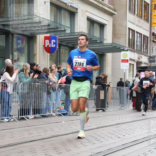 05.10.2025 - 20. swb-Marathon Bremen Strokosch-Dieckow http://msf.ph/oto/9296373 05.10.2025 12:59:45 Ziel 40, 198, 689, 826, 1812, 2064, 2186, 4422, 5287, 5988, 6996, 8030, 8351, 40, 198, 689, 826, 1812, 2064, 2186, 4422, 5287, 5988, 6996, 8030, 8351 meine-sportfotos.de