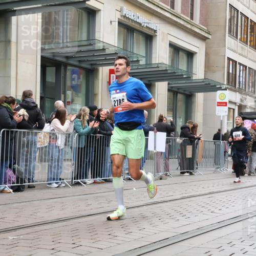 05.10.2025 - 20. swb-Marathon Bremen Strokosch-Dieckow http://msf.ph/oto/9296374 05.10.2025 12:59:45 Ziel 40, 198, 689, 826, 1812, 2064, 2186, 4422, 5287, 5988, 6996, 8030, 8351, 40, 198, 689, 826, 1812, 2064, 2186, 4422, 5287, 5988, 6996, 8030, 8351 meine-sportfotos.de