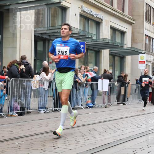 05.10.2025 - 20. swb-Marathon Bremen Strokosch-Dieckow http://msf.ph/oto/9296375 05.10.2025 12:59:45 Ziel 40, 198, 689, 826, 1812, 2064, 2186, 4422, 5287, 5988, 6996, 8030, 8351, 40, 198, 689, 826, 1812, 2064, 2186, 4422, 5287, 5988, 6996, 8030, 8351 meine-sportfotos.de