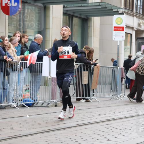 05.10.2025 - 20. swb-Marathon Bremen Strokosch-Dieckow http://msf.ph/oto/9296376 05.10.2025 12:59:46 Ziel 40, 198, 689, 826, 1812, 2064, 2169, 2186, 4422, 5287, 5988, 6996, 8030, 8351, 40, 198, 689, 826, 1812, 2064, 2169, 2186, 4422, 5287, 5988, 6996, 8030, 8351 meine-sportfotos.de