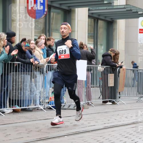 05.10.2025 - 20. swb-Marathon Bremen Strokosch-Dieckow http://msf.ph/oto/9296377 05.10.2025 12:59:47 Ziel 40, 198, 241, 689, 826, 1812, 2064, 2169, 2186, 4422, 6996, 7498, 8030, 8351, 40, 198, 241, 689, 826, 1812, 2064, 2169, 2186, 4422, 6996, 7498, 8030, 8351 meine-sportfotos.de
