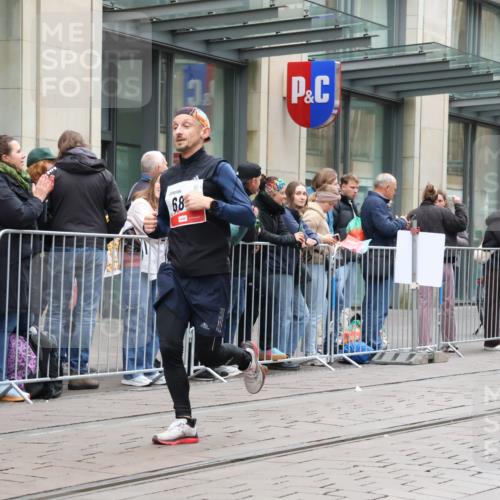 05.10.2025 - 20. swb-Marathon Bremen Strokosch-Dieckow http://msf.ph/oto/9296379 05.10.2025 12:59:47 Ziel 40, 198, 241, 689, 826, 1812, 2064, 2169, 2186, 4422, 6996, 7498, 8030, 8351, 40, 198, 241, 689, 826, 1812, 2064, 2169, 2186, 4422, 6996, 7498, 8030, 8351 meine-sportfotos.de