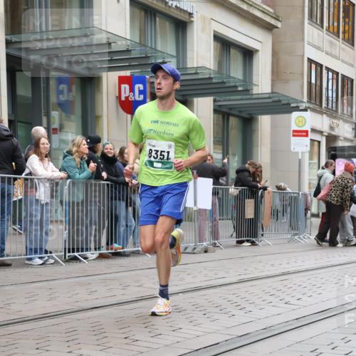 05.10.2025 - 20. swb-Marathon Bremen Strokosch-Dieckow http://msf.ph/oto/9296381 05.10.2025 12:59:49 Ziel 40, 198, 241, 689, 826, 1615, 1812, 2064, 2118, 2169, 2186, 4422, 6996, 7498, 8030, 8351, 40, 198, 241, 689, 826, 1615, 1812, 2064, 2118, 2169, 2186, 4422, 6996, 7498, 8030, 8351 meine-sportfotos.de