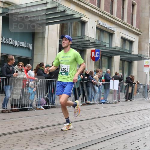 05.10.2025 - 20. swb-Marathon Bremen Strokosch-Dieckow http://msf.ph/oto/9296382 05.10.2025 12:59:49 Ziel 40, 198, 241, 689, 826, 1615, 1812, 2064, 2118, 2169, 2186, 4422, 6996, 7498, 8030, 8351, 40, 198, 241, 689, 826, 1615, 1812, 2064, 2118, 2169, 2186, 4422, 6996, 7498, 8030, 8351 meine-sportfotos.de