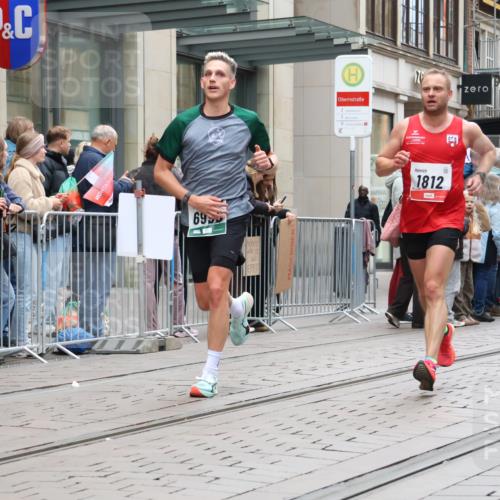 05.10.2025 - 20. swb-Marathon Bremen Strokosch-Dieckow http://msf.ph/oto/9296385 05.10.2025 12:59:56 Ziel 198, 241, 689, 826, 1615, 1812, 2064, 2118, 2169, 2186, 4422, 6633, 6996, 7498, 8030, 198, 241, 689, 826, 1615, 1812, 2064, 2118, 2169, 2186, 4422, 6633, 6996, 7498, 8030 meine-sportfotos.de