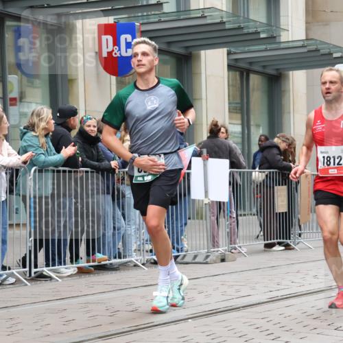 05.10.2025 - 20. swb-Marathon Bremen Strokosch-Dieckow http://msf.ph/oto/9296386 05.10.2025 12:59:57 Ziel 198, 241, 689, 826, 1615, 1812, 2064, 2118, 2169, 2186, 4422, 6633, 6996, 7498, 7949, 8030, 198, 241, 689, 826, 1615, 1812, 2064, 2118, 2169, 2186, 4422, 6633, 6996, 7498, 7949, 8030 meine-sportfotos.de