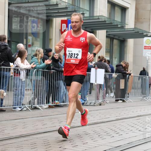 05.10.2025 - 20. swb-Marathon Bremen Strokosch-Dieckow http://msf.ph/oto/9296389 05.10.2025 12:59:58 Ziel 198, 241, 826, 1615, 1812, 2064, 2118, 2169, 4422, 6633, 6996, 7498, 7949, 8030, 198, 241, 826, 1615, 1812, 2064, 2118, 2169, 4422, 6633, 6996, 7498, 7949, 8030 meine-sportfotos.de