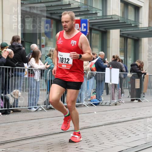 05.10.2025 - 20. swb-Marathon Bremen Strokosch-Dieckow http://msf.ph/oto/9296390 05.10.2025 12:59:58 Ziel 198, 241, 826, 1615, 1812, 2064, 2118, 2169, 4422, 6633, 6996, 7498, 7949, 8030, 198, 241, 826, 1615, 1812, 2064, 2118, 2169, 4422, 6633, 6996, 7498, 7949, 8030 meine-sportfotos.de
