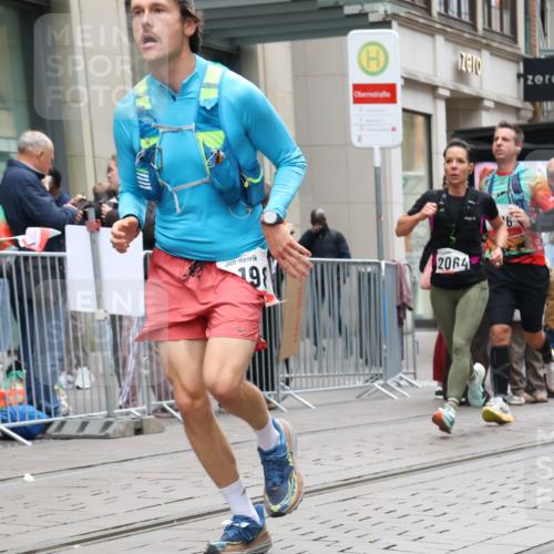 05.10.2025 - 20. swb-Marathon Bremen Strokosch-Dieckow http://msf.ph/oto/9296392 05.10.2025 12:59:59 Ziel 46, 198, 241, 826, 1615, 1812, 2064, 2118, 2169, 4422, 6633, 6996, 7498, 7949, 8030, 46, 198, 241, 826, 1615, 1812, 2064, 2118, 2169, 4422, 6633, 6996, 7498, 7949, 8030 meine-sportfotos.de