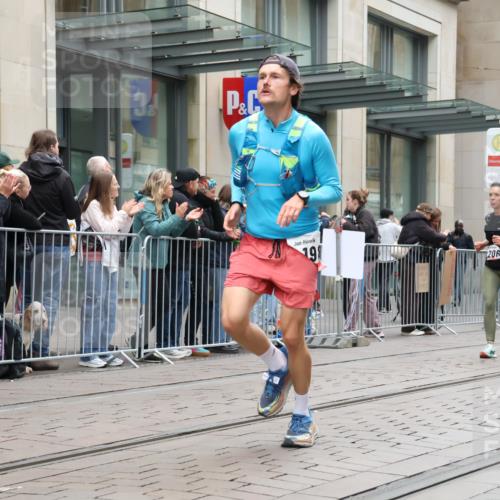 05.10.2025 - 20. swb-Marathon Bremen Strokosch-Dieckow http://msf.ph/oto/9296393 05.10.2025 13:00:00 Ziel 46, 198, 241, 826, 1615, 1812, 2064, 2118, 2169, 4422, 6633, 6996, 7498, 7949, 8030, 46, 198, 241, 826, 1615, 1812, 2064, 2118, 2169, 4422, 6633, 6996, 7498, 7949, 8030 meine-sportfotos.de