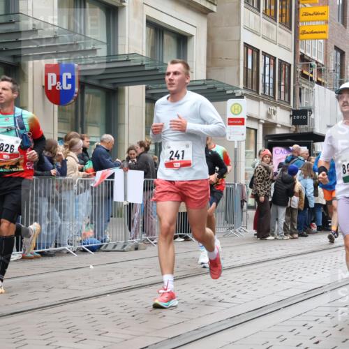 05.10.2025 - 20. swb-Marathon Bremen Strokosch-Dieckow http://msf.ph/oto/9296398 05.10.2025 13:00:02 Ziel 46, 241, 826, 1612, 1615, 1812, 2064, 2118, 2169, 4422, 6633, 6996, 7498, 7949, 8030, 46, 241, 826, 1612, 1615, 1812, 2064, 2118, 2169, 4422, 6633, 6996, 7498, 7949, 8030 meine-sportfotos.de