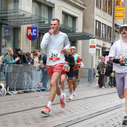 05.10.2025 - 20. swb-Marathon Bremen Strokosch-Dieckow http://msf.ph/oto/9296399 05.10.2025 13:00:02 Ziel 46, 241, 826, 1612, 1615, 1812, 2064, 2118, 2169, 4422, 6633, 6996, 7498, 7949, 8030, 46, 241, 826, 1612, 1615, 1812, 2064, 2118, 2169, 4422, 6633, 6996, 7498, 7949, 8030 meine-sportfotos.de