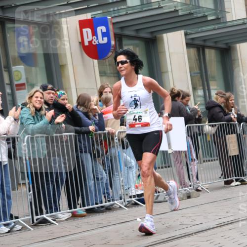 05.10.2025 - 20. swb-Marathon Bremen Strokosch-Dieckow http://msf.ph/oto/9296412 05.10.2025 13:00:15 Ziel 46, 965, 1612, 3251, 3982, 5014, 6633, 7099, 7373, 7949, 46, 965, 1612, 3251, 3982, 5014, 6633, 7099, 7373, 7949 meine-sportfotos.de